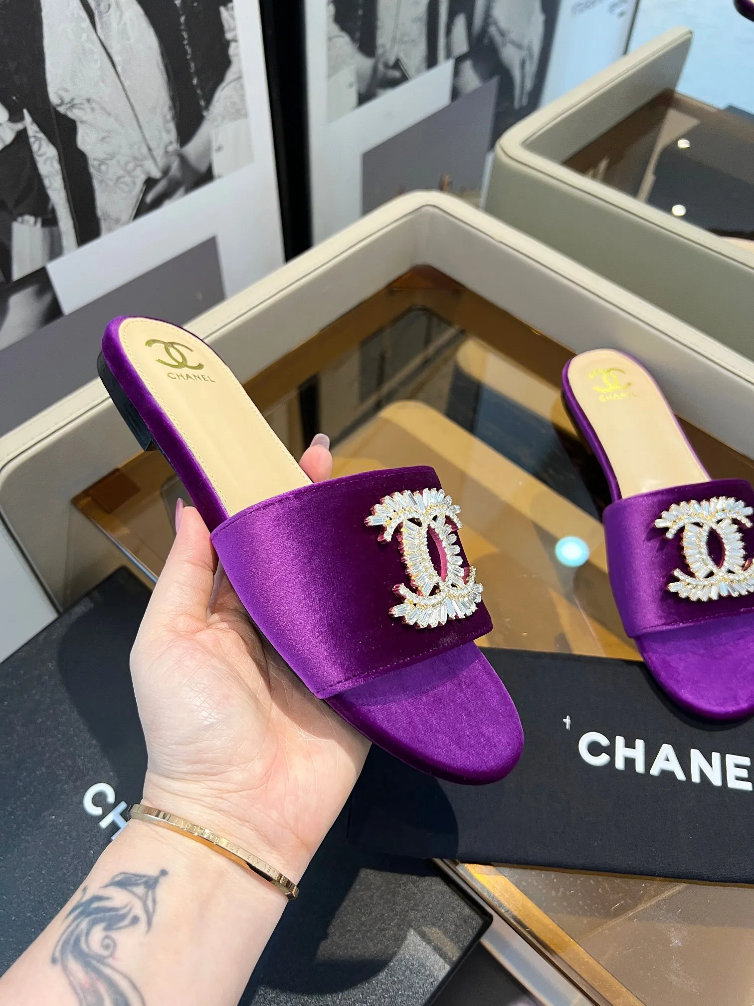 👟👟Ex-factory price 420👟👟 Genuine leather bottom +40 🎉🎉🎉Chanel Xiaoxiang C family sandals series official website synchronization, classic and elegant, casual wear 🌹🌹🌹🌹Original logo ~ Made of imported cowhide and C family custom fabrics, a variety of colors for the goddess to choose from! ❤️❤️❤️❤️ Code number: 36~40 (customized 35, 41, 42, 43, 44 are not returnable or exchangeable): Rubber leather sole +40